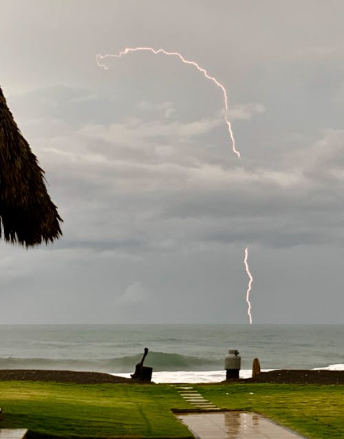 Foto profissional grátis de água do mar, feixe, feixe de luz