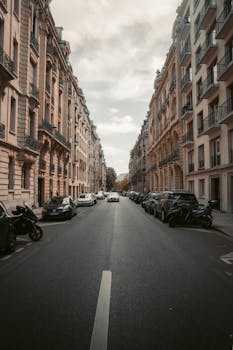 巴黎风景如画，城市景观中经典的建筑、停放的车辆和干净的道路相映成趣