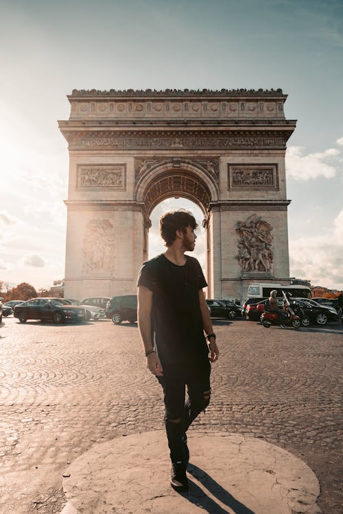 Foto Van Een Man Die In De Buurt Van De Arc De Triomphe Staat