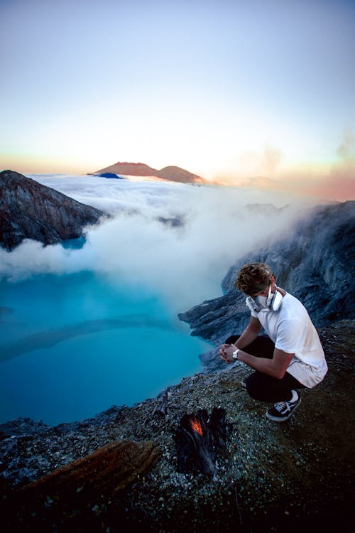 Hombre De Pie En La Montaña