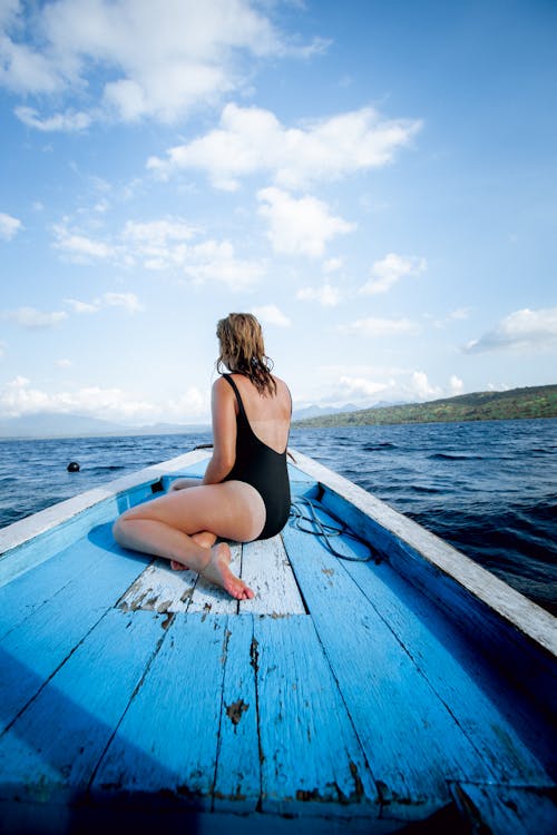 Foto Wanita Duduk Di Perahu Kayu