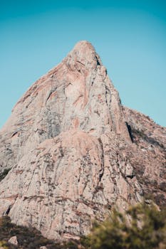 雄伟的岩石山峰矗立在清澈的蓝天下，非常适合旅行和自然爱好者