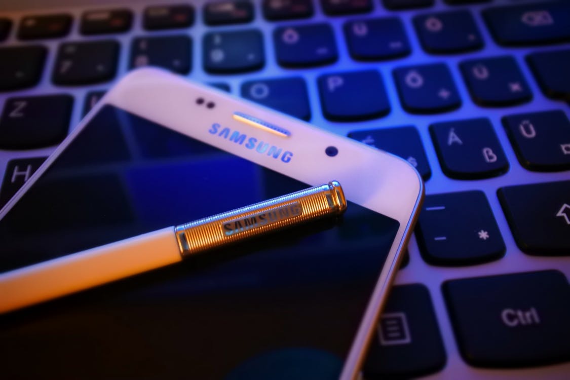 Miễn phí Samsung Note Màu Trắng đặt Trên Bàn Phím Ảnh lưu trữ
