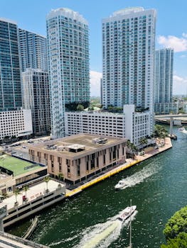 在充满活力的城市中，现代摩天大楼俯瞰着热闹的海滨