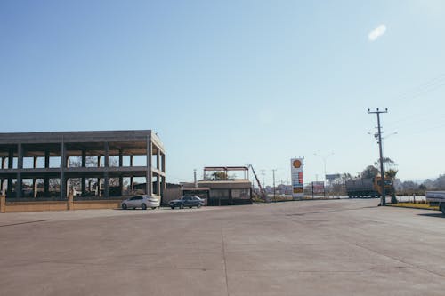 Ingyenes stockfotó autók, benzinkút, beton témában