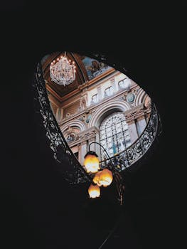 透过拱门，可以看到配有彩色玻璃和枝形吊灯的优雅哥特式建筑