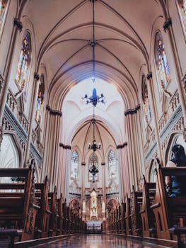 巴西大教堂的内部景观迷人，展现了复杂的建筑和彩色玻璃艺术