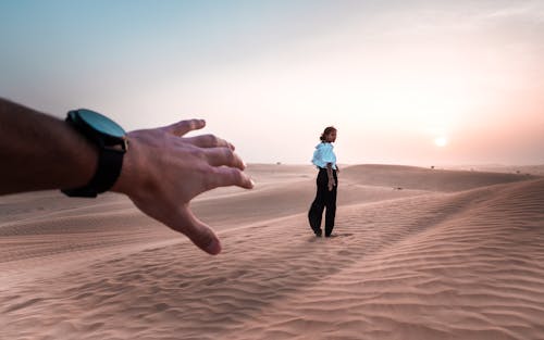 무료 모래 위를 걷는 여자 스톡 사진