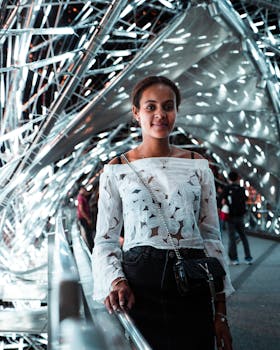 在充满活力、未来主义的城市隧道环境中，时尚前卫的女性摆着姿势