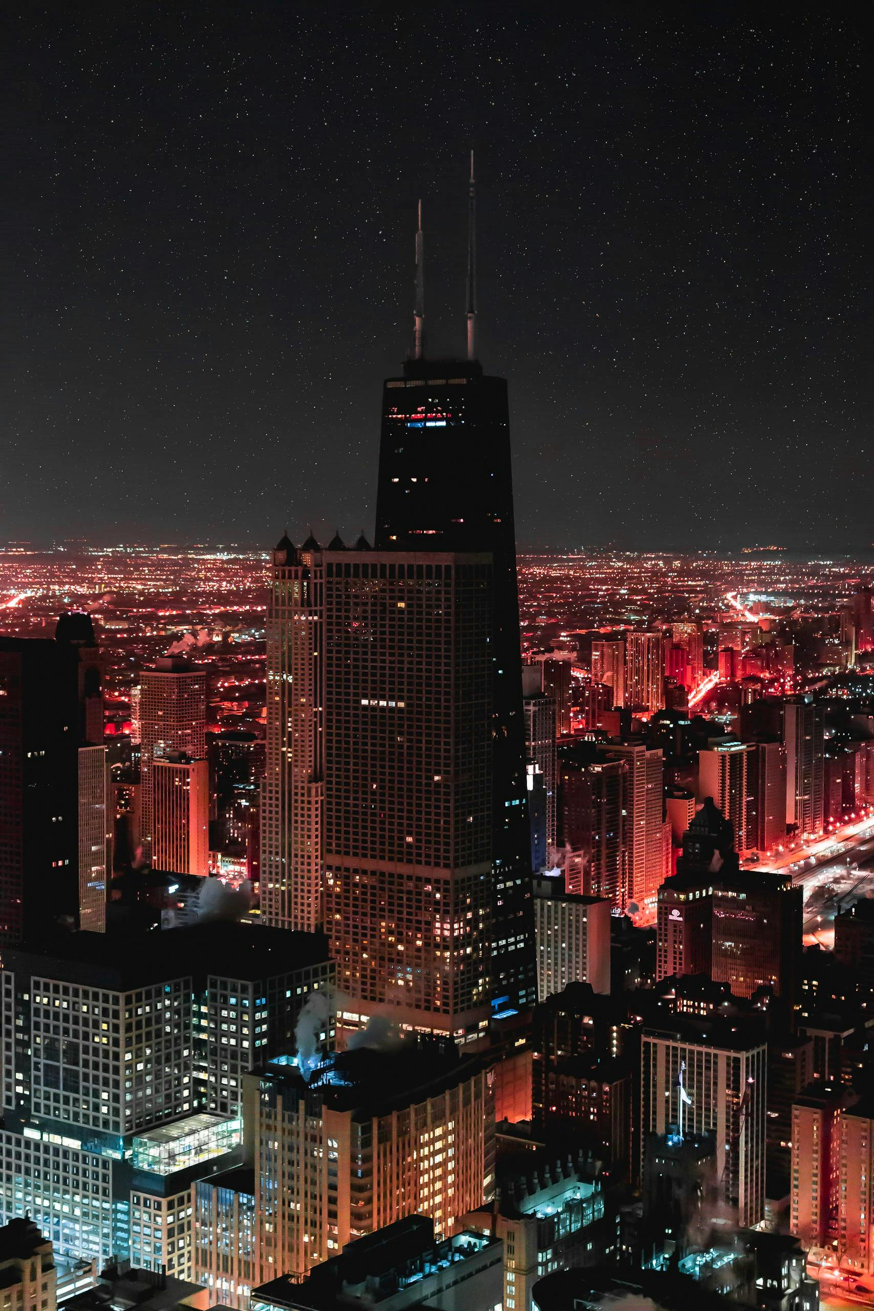 芝加哥的天际线在星空下被明亮的城市灯光照亮