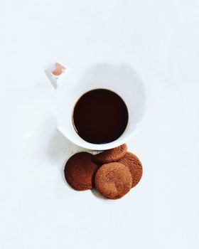 一杯黑咖啡配上饼干，置于鲜明的白色背景上