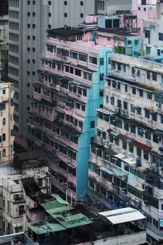 香港茂密的城市景观中，充满活力的柔和建筑展示了城市建筑的风采