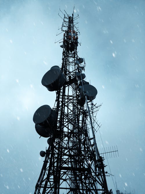 Ücretsiz Mavi Gökyüzü Altında Siyah Uydu Kulesi Stok Fotoğraflar