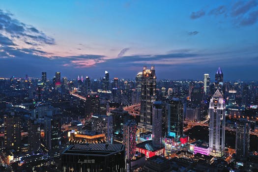 黄昏时分，繁华的城市天际线展现出令人惊叹的全景，现代摩天大楼与充满活力的灯光尽收眼底