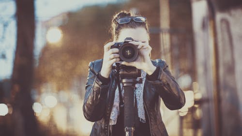 Fotobanka s bezplatnými fotkami na tému Canon, čierna kožená bunda, človek