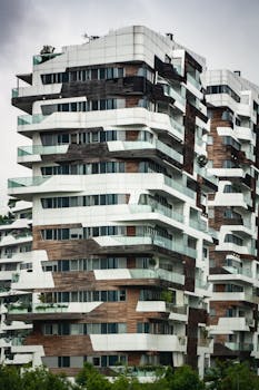 意大利米兰的现代时尚建筑由带阳台的住宅楼组成