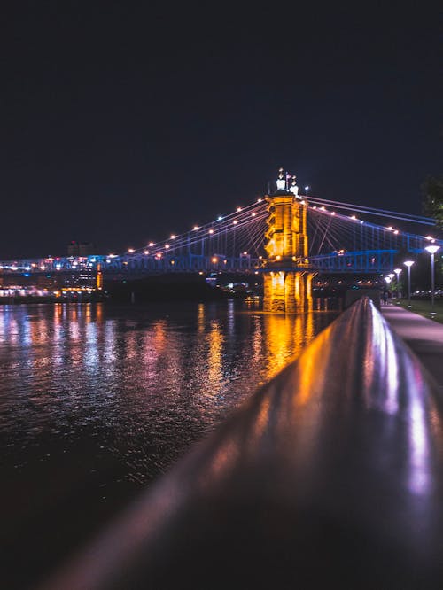 무료 밤 동안 갈색 콘크리트 다리 스톡 사진