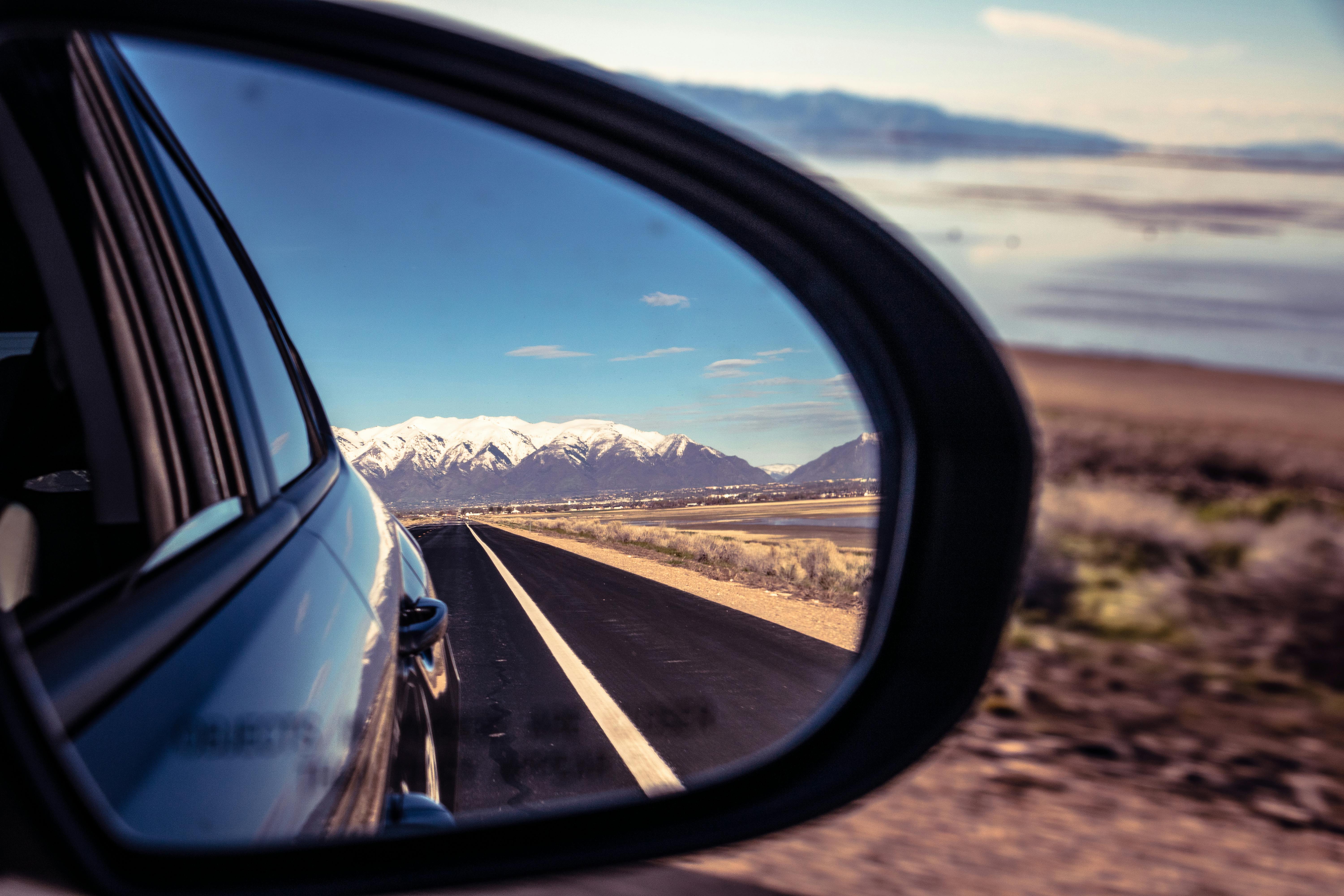 Cerrar vista frontal del espejo retrovisor de un coche con copia en blanco  el espacio, en la carretera de fondo de la escena Fotografía de stock -  Alamy