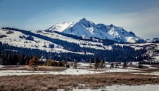 黄石国家公园内，白雪覆盖的山脉景色优美