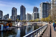 在繁华的城市场景中，现代摩天大楼映照出宁静的温哥华海滨