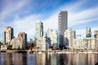 温哥华的城市景观以现代摩天大楼和蓝天下的海滨为特色