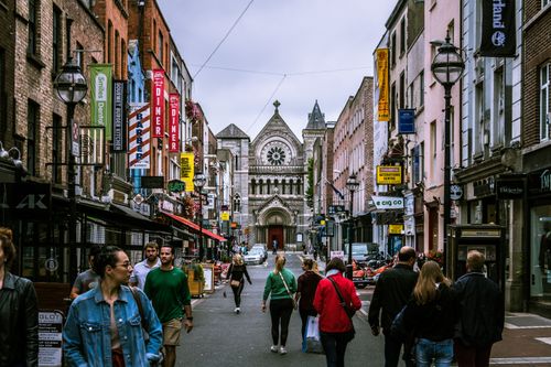 Free A bustling street scene in Dublin, showcasing diverse people and historic architecture. Stock Photo