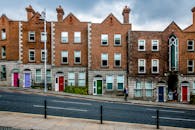 爱尔兰都柏林的街道两旁，色彩缤纷的乔治亚风格建筑排列整齐，展现出经典建筑的风采