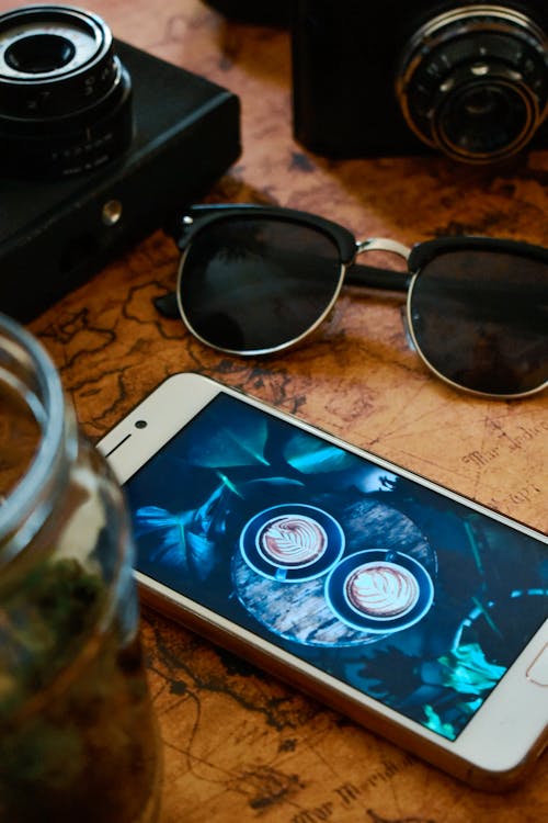 Δωρεάν στοκ φωτογραφιών με smartphone, γυαλιά, γυαλιά οράσεως