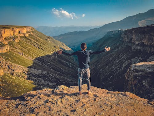 Uomo In Piedi Sul Plateau Con Le Braccia Spalancate