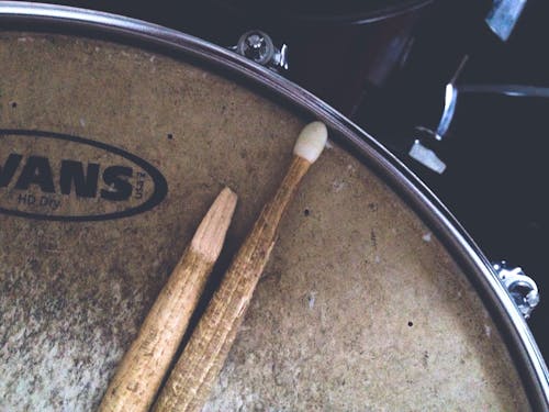 Kostnadsfri bild av brutna drumstick, drumsnare, horisontell