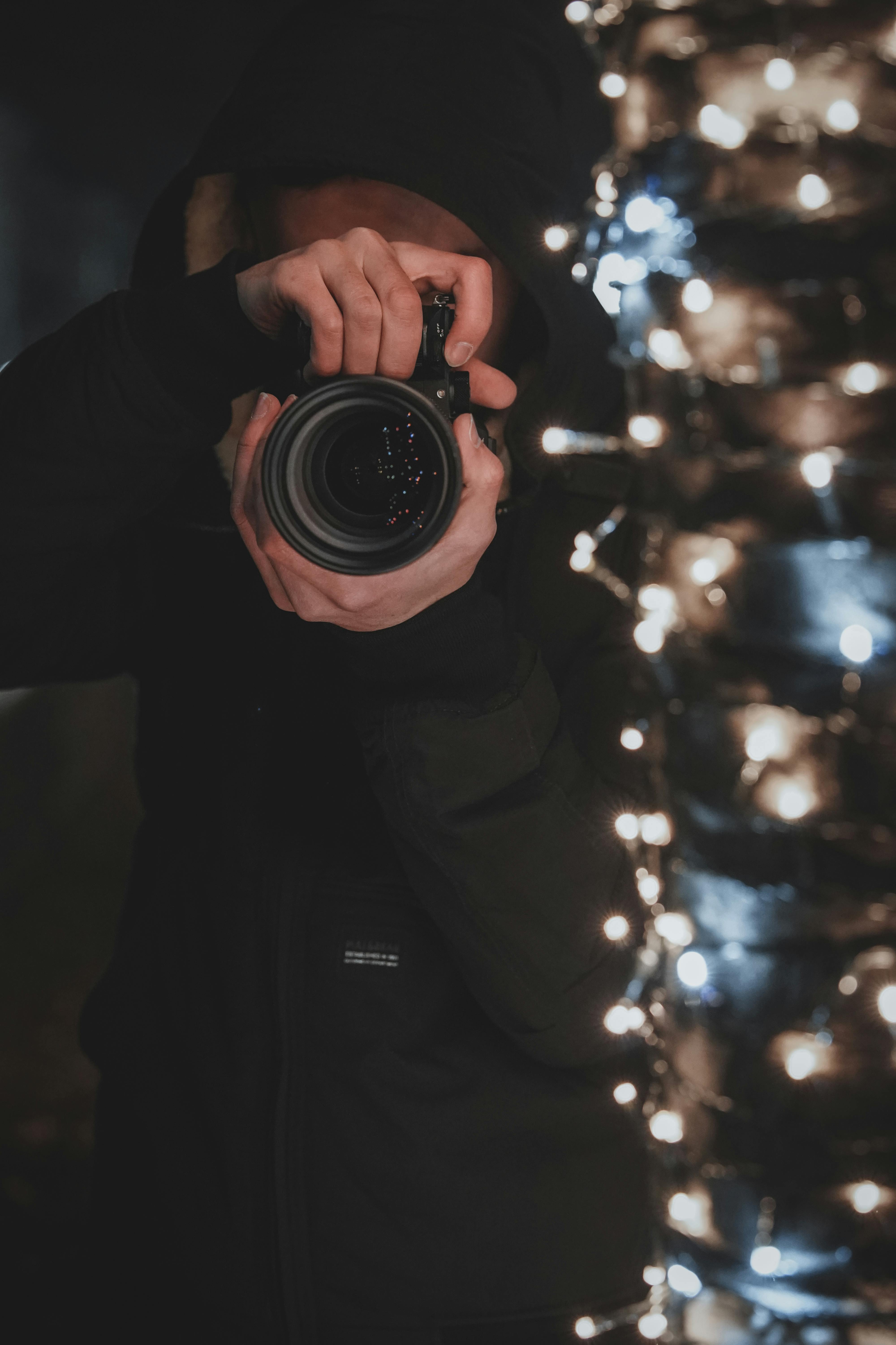 摄影师用数码单反相机拍摄节日彩灯的夜景