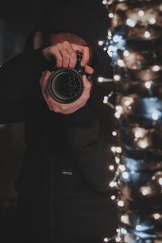摄影师用数码单反相机拍摄节日彩灯的夜景