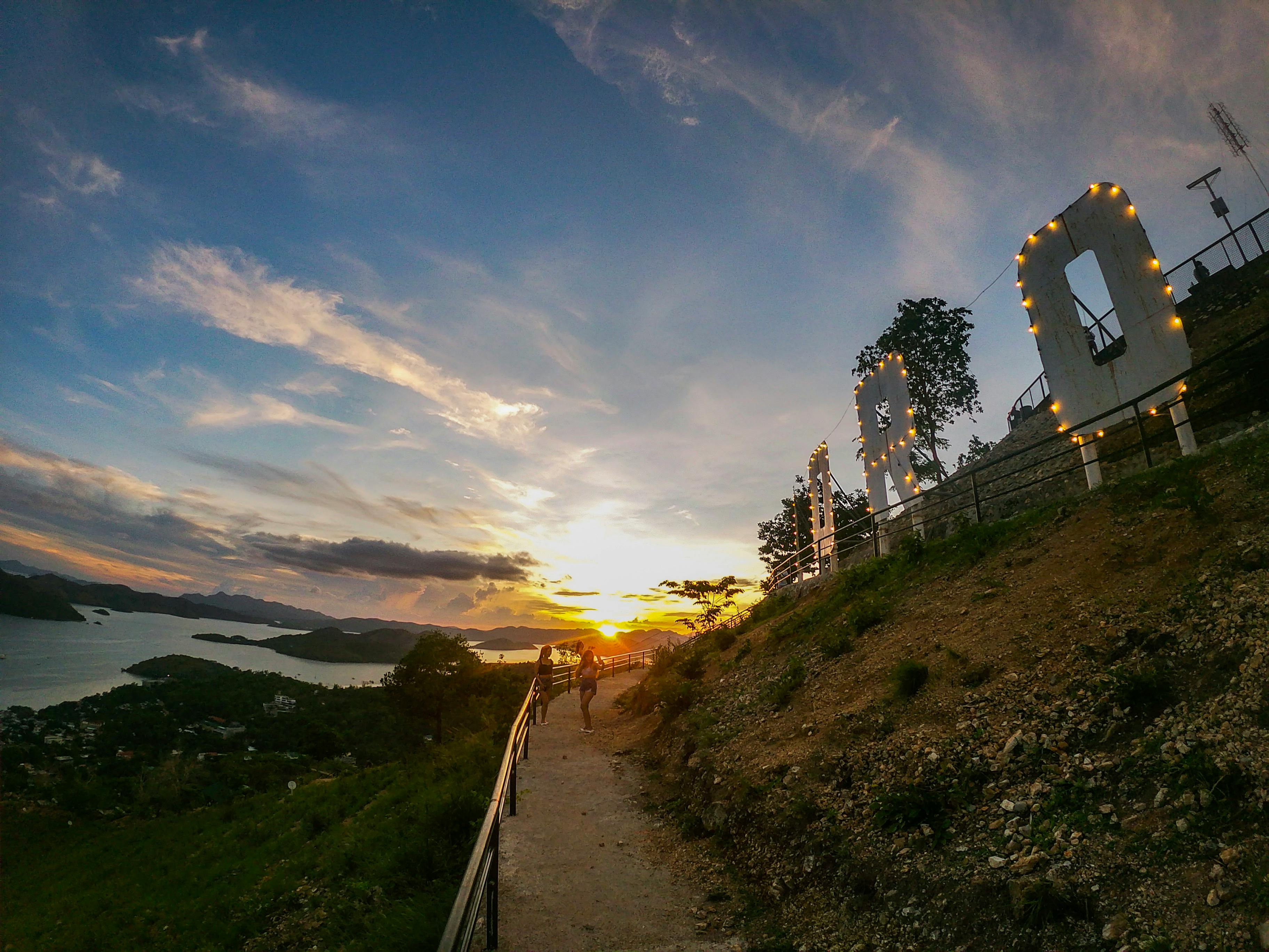 从山顶小路俯瞰岛屿与树木，欣赏日落时分的壮丽景色