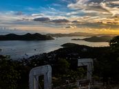 日落时分，从空中俯瞰岛屿与海湾的景色令人惊叹，宁静的水域与壮丽的天空尽收眼底