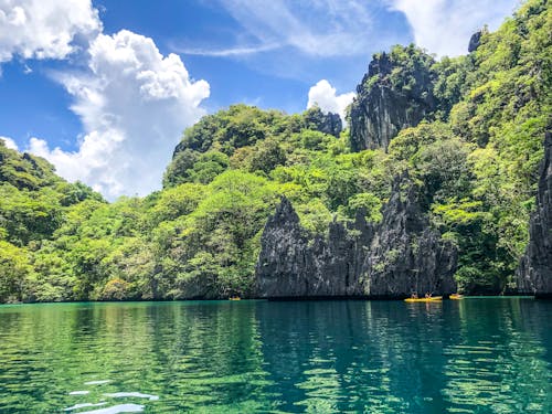 Cuerpo De Agua Bajo Un Cielo Blanco Y Azul