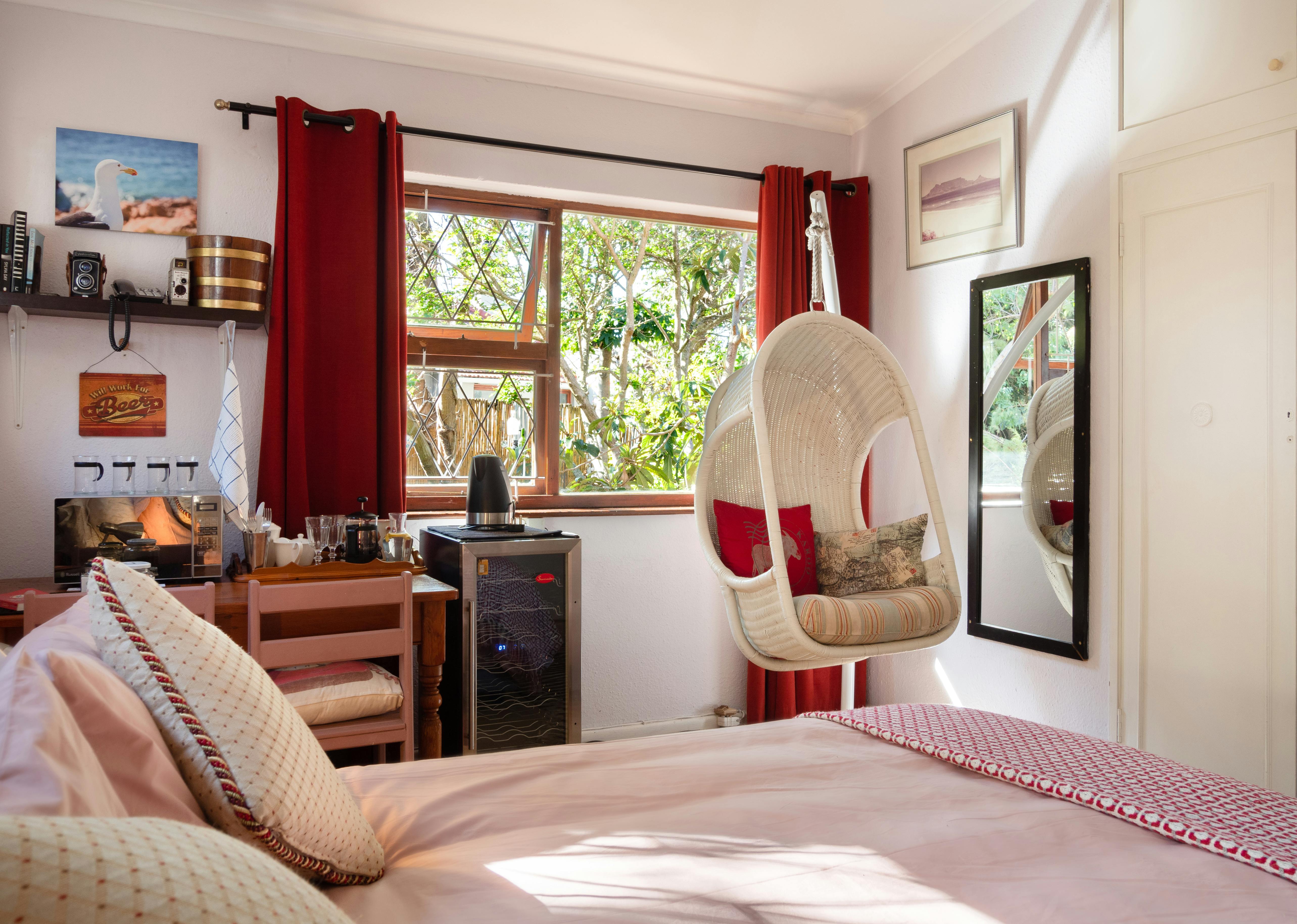 明亮的卧室里摆放着秋千椅、装饰品和家具，营造出舒适的氛围