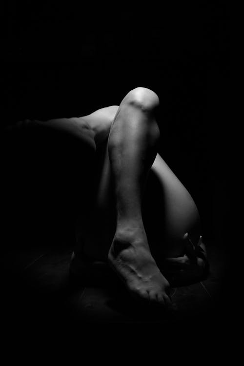 무료 어두운 방 안에있는 사람의 발 스톡 사진