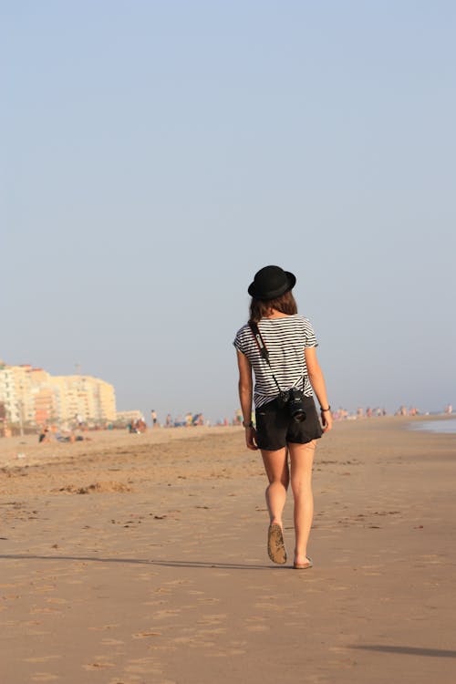 Wanita Berjalan Sepanjang Pantai