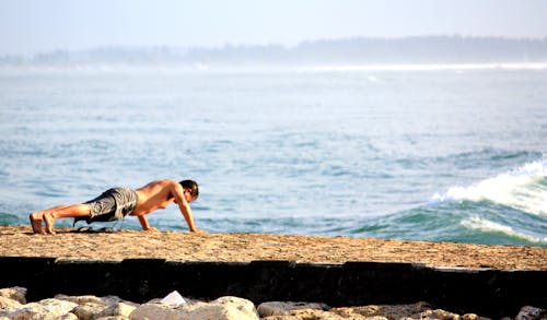 Hombre Haciendo Push Up En La Orilla Del Mar