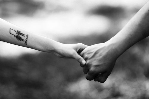 Free Black and white close-up image of two people holding hands, showcasing intimacy and connection. Stock Photo