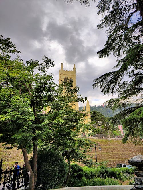 bulutlu, kilise, tepeler içeren Ücretsiz stok fotoğraf