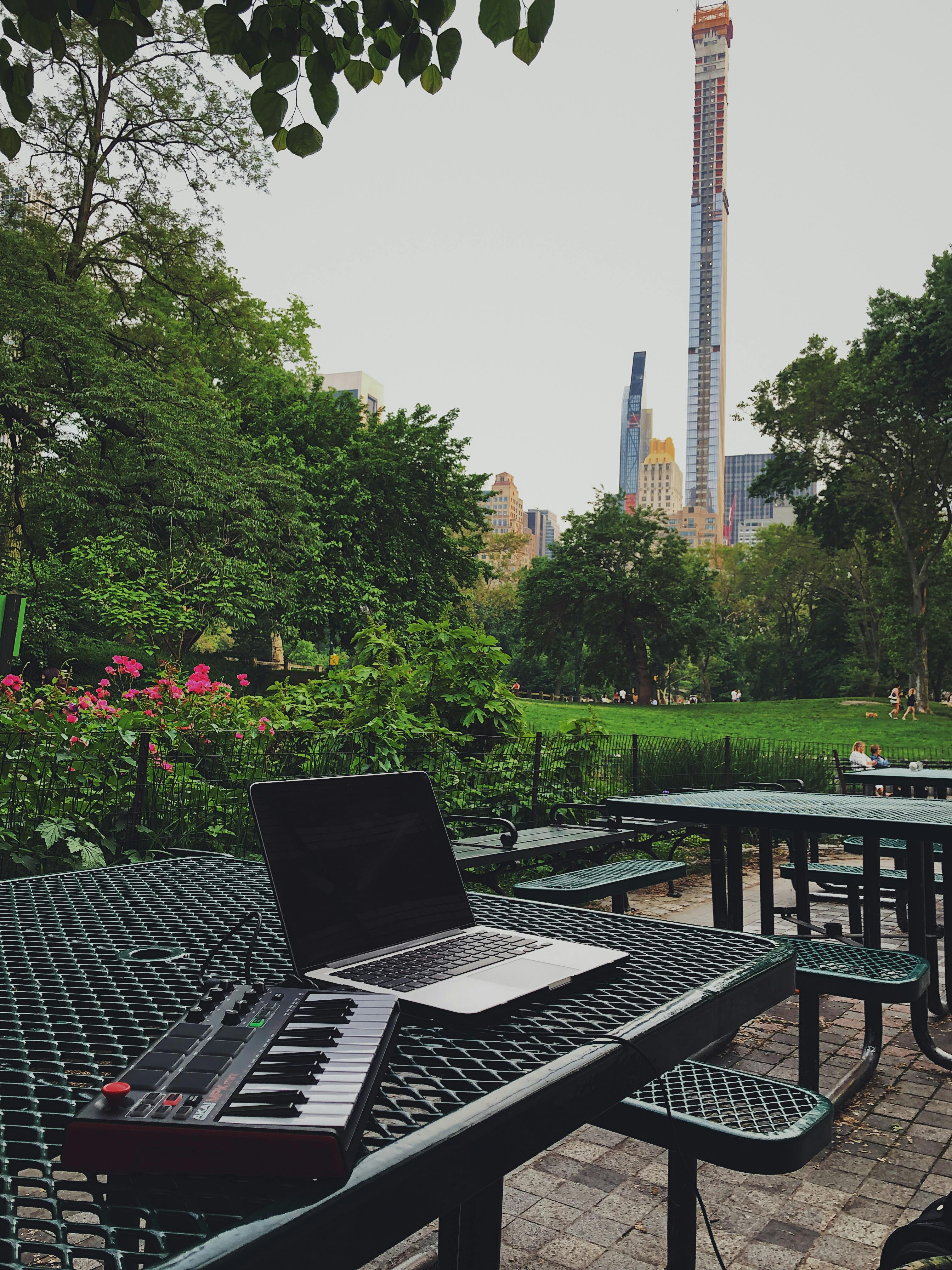 城市公园里，宁静的户外工作空间以现代摩天大楼为背景