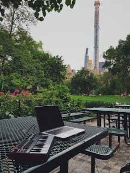 城市公园里，宁静的户外工作空间以现代摩天大楼为背景