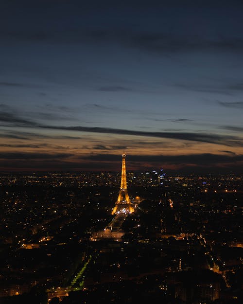 밤 시간 동안 에펠 탑과 파리 풍경 사진