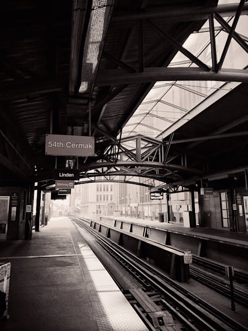 Foto Grayscale Dari Stasiun Kereta Kosong