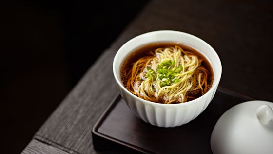 Fine wheat noodles in dark clear soy broth topped with chopped scallions