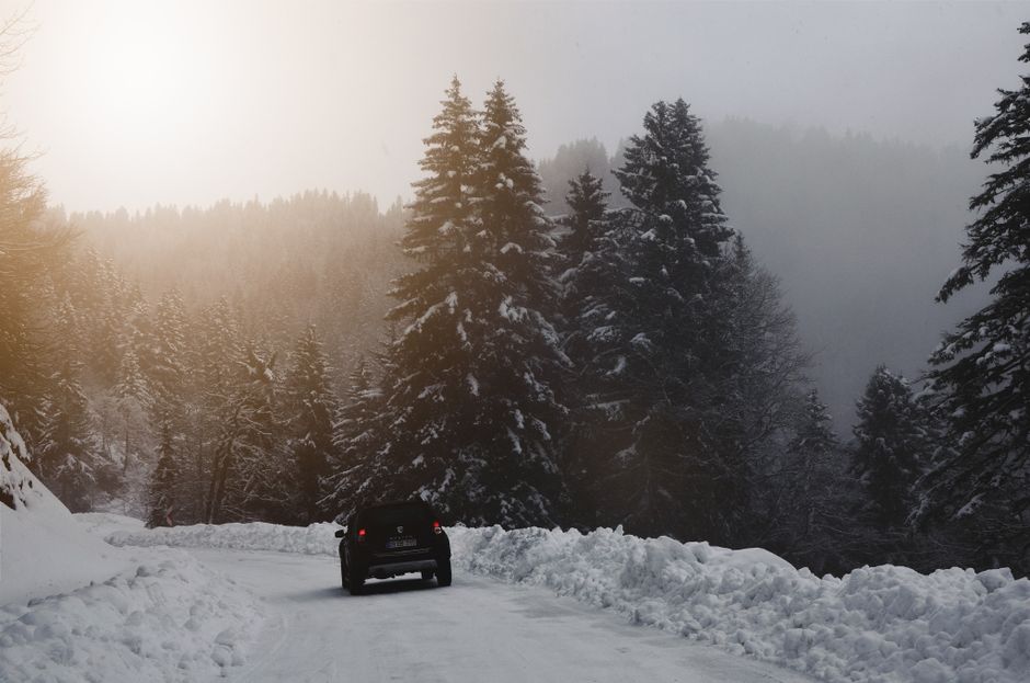 Mașină conducând prin peisaj de iarnă înzăpezit - inspirația pentru Driving Home for Christmas