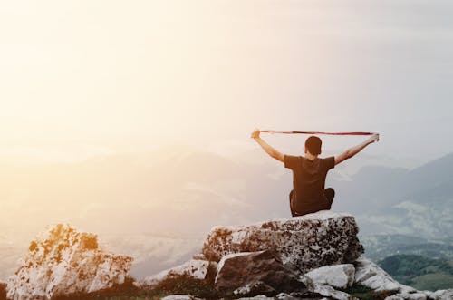 Mann Sitzt Oben Auf Felsen