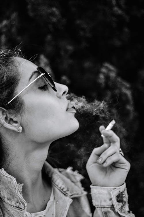 무료 여자 흡연 담배의 흑백 사진 스톡 사진