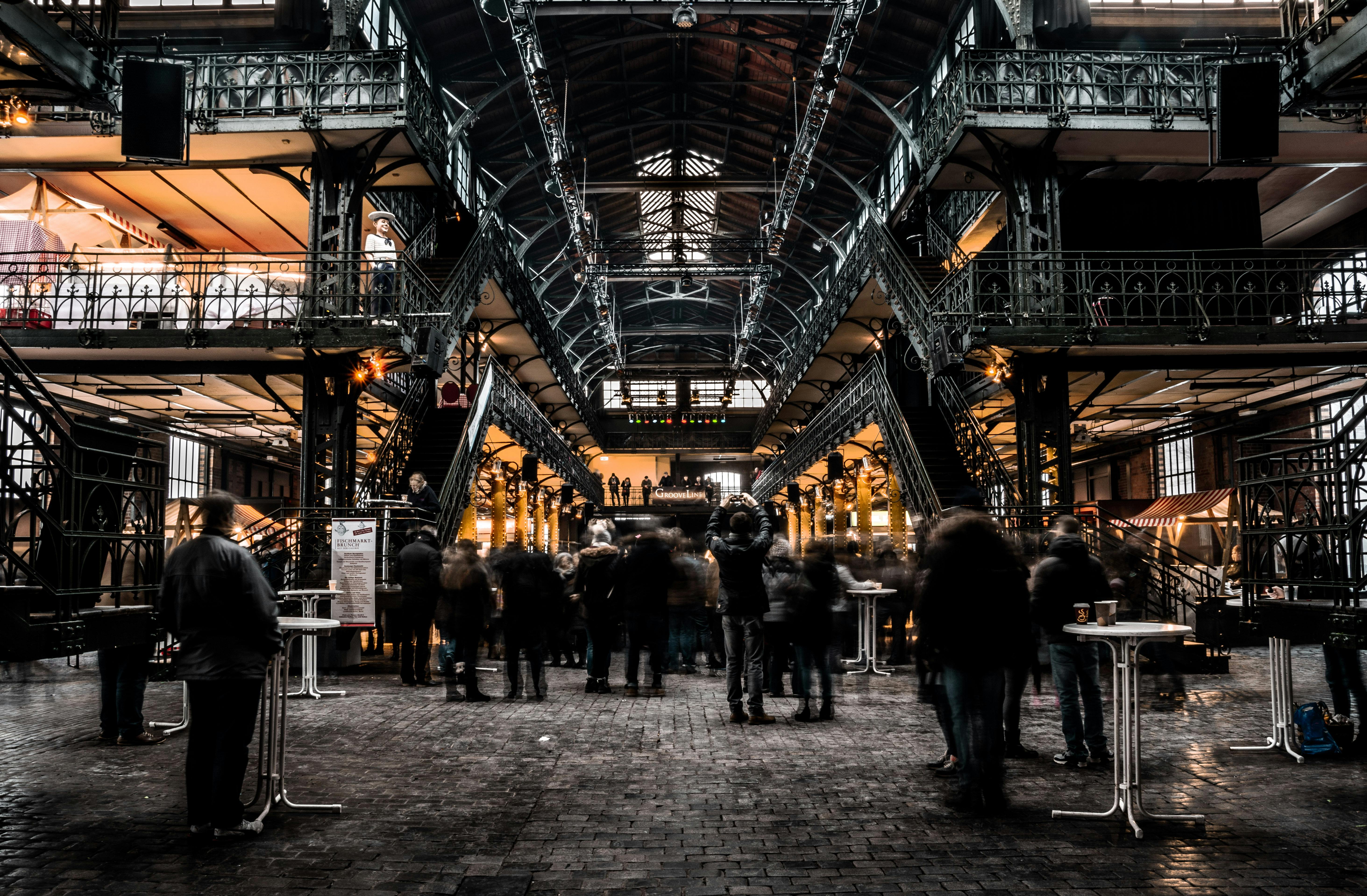 这座拥有复古铁建筑的繁忙室内市场，熙熙攘攘的人群吸引了城市商业